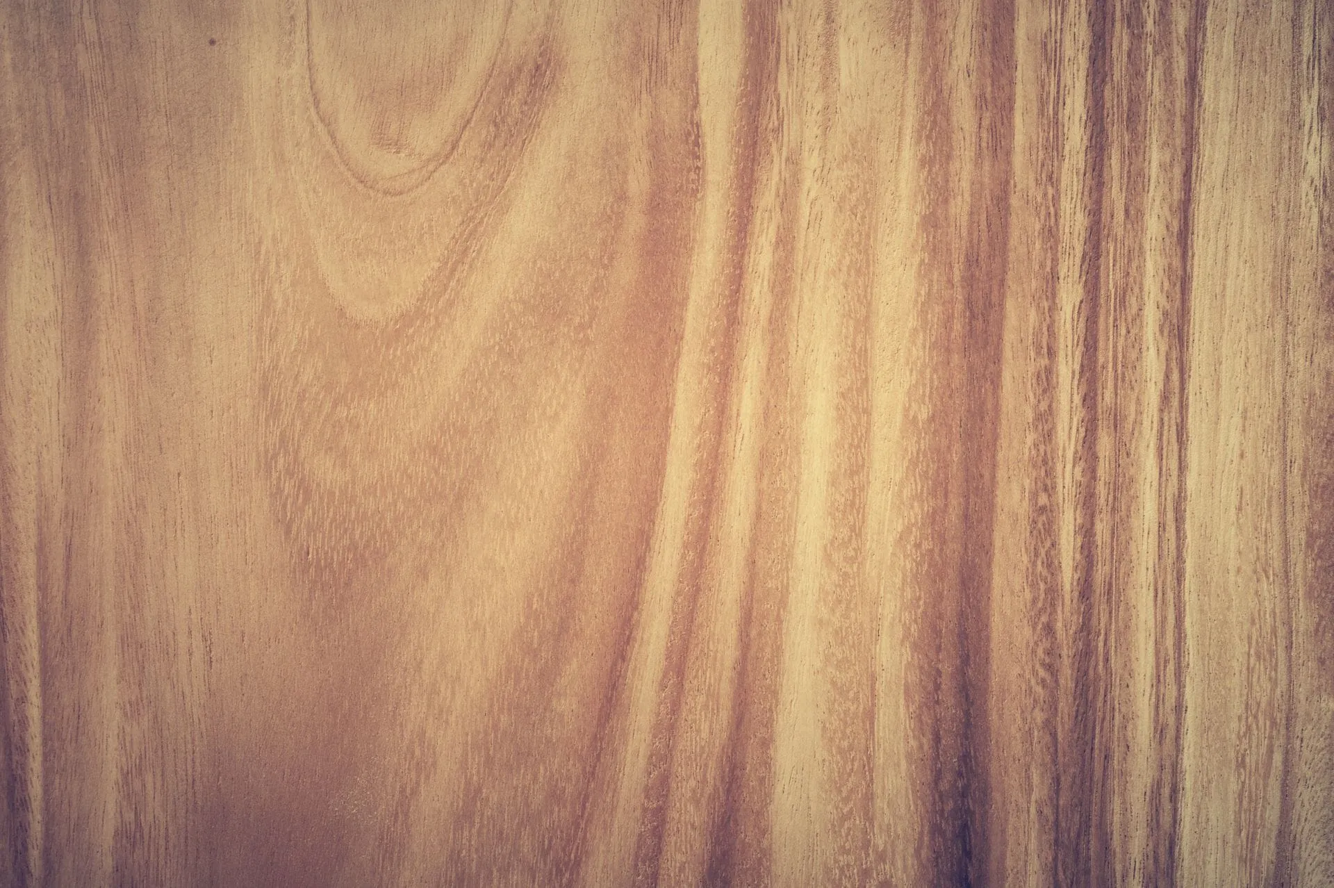 Din ce facem <em class="italic-serif text-oak-300">mobila</em>